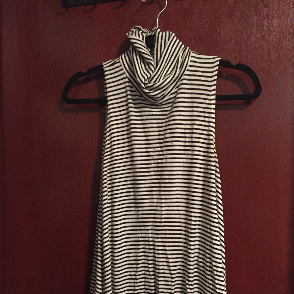 Black and white Sleeveless turtleneck